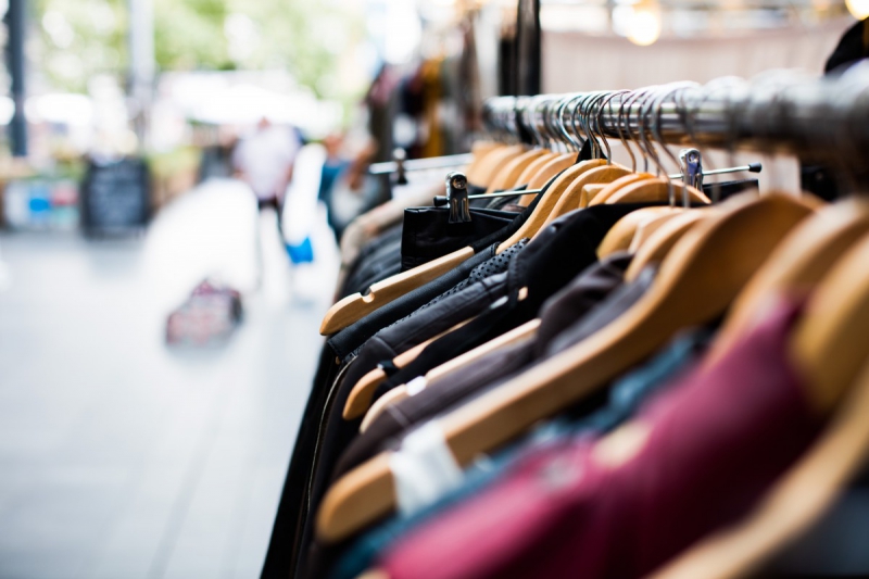 vente-CABRIS-min_blur_close_up_focus_hanger_jacket_market_people_rack-1176303