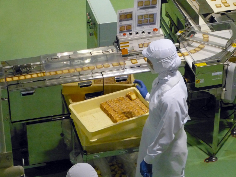 vente-CABRIS-min_japan_sapporo_chocolate_factory_label_packaging_cookie_machine_operator-961505