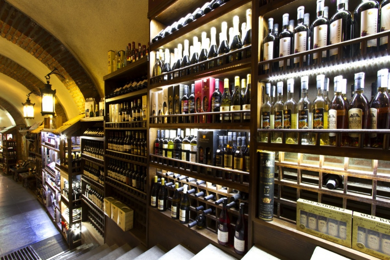vente-CABRIS-min_world_street_travel_shop_canon_georgia_wine_bottles-429767